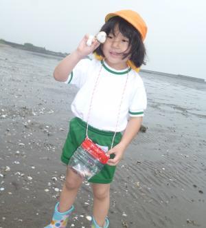 貝殻を見つけて嬉しそうな女の子